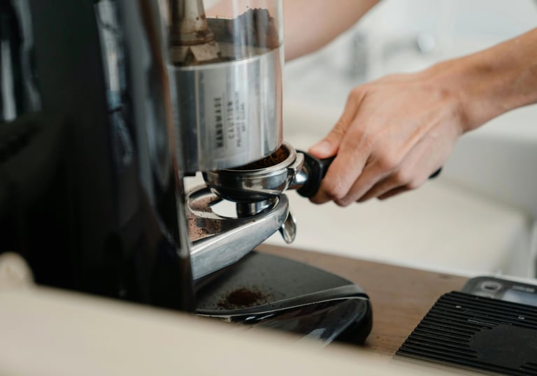 Video instrukcijos kaip naudotis namų kavos malūnu.