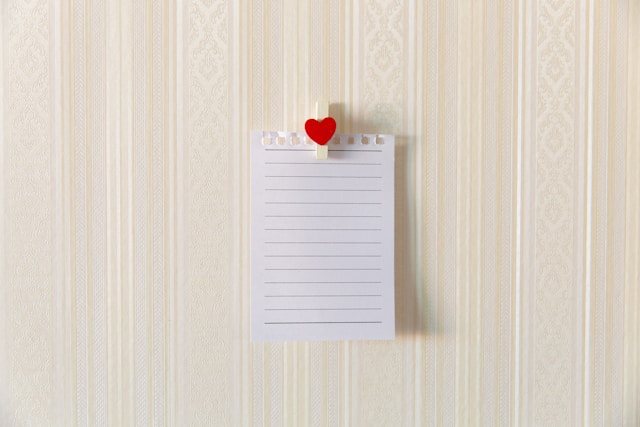 A blank note held by a heart clip