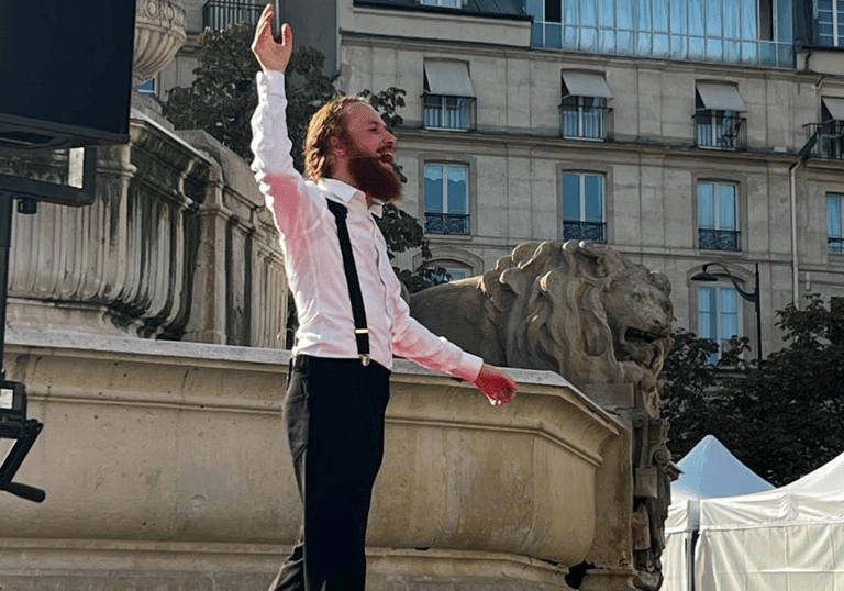 Comédien qui fait appel au public