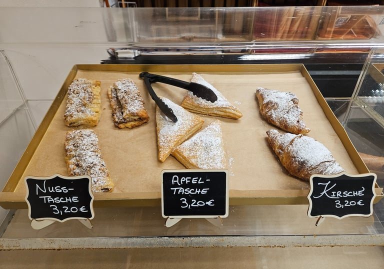 Nusstasche-Apfeltasche und gefüllte Croissants