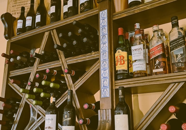 Zona de vinoteca y bebidas del Bar Las Tinajas Huelva, mostrando parte de la historia del Bar Las Tinajas Huelva.