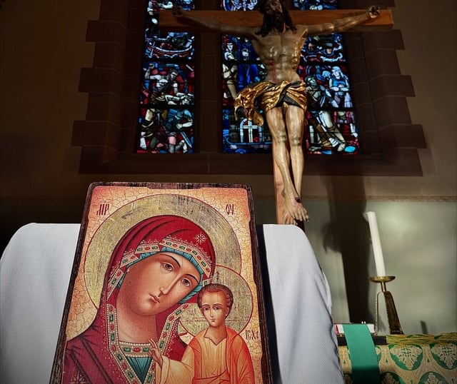 Ікона Богородиці з Ісусом поблизу престолу