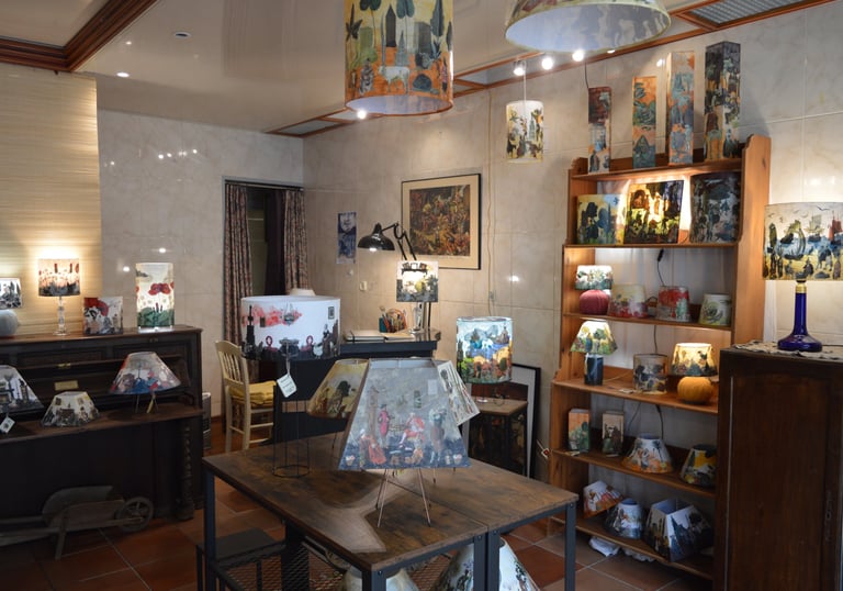 L'Atelier boutique est son décor pas commun, installé dans une ancienne boucherie