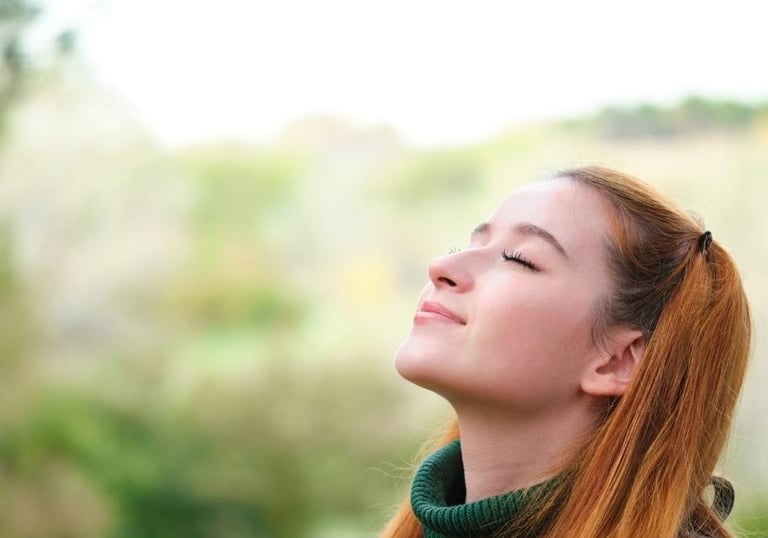a woman with red hair and a green scarf en talleres de desarrollo personal