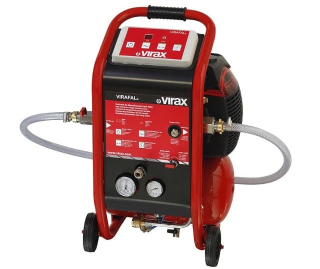 une machine de désembouage utilisé par ADE Chauffage à Bérenx