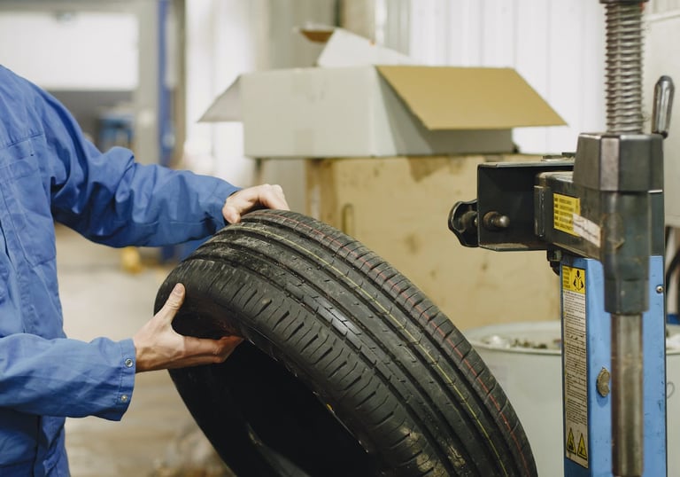 Un professionnel en tenue de travail change un pneu