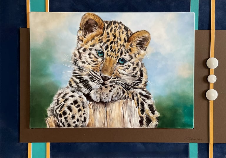 Leopardo dipinto su porcellana