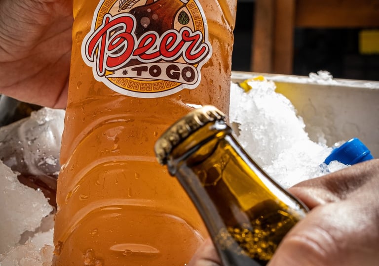 la mano de una persona sosteniendo una botellas de cerveza artesanal