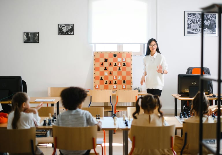 Chess coach teaching group class to children at Shetty Chess Classes – group chess lessons for kids 