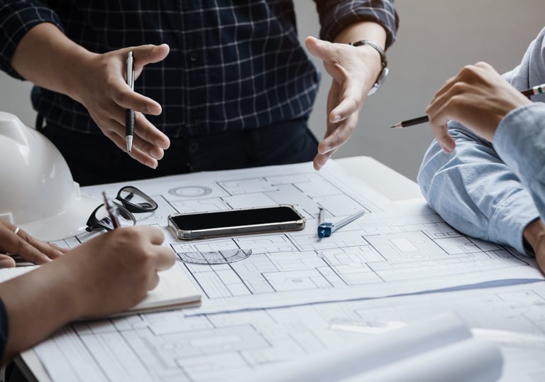 cierre de la reunión de ingenieros de equipo o arquitectos para proyectos 