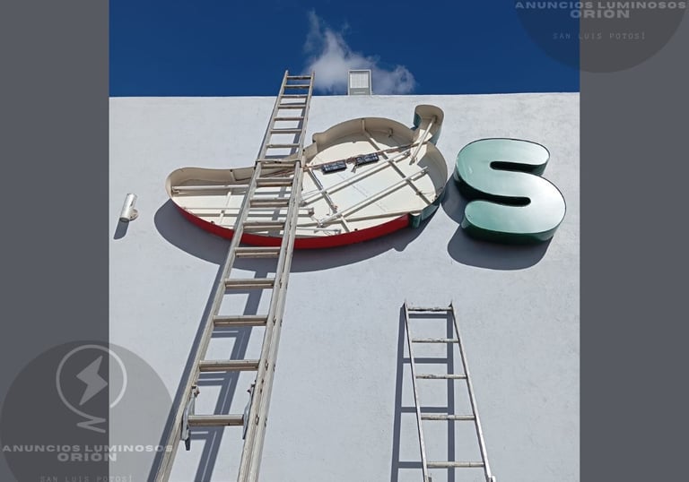 Técnico realizando mantenimiento preventivo de anuncios luminosos en San Luis Potosí.