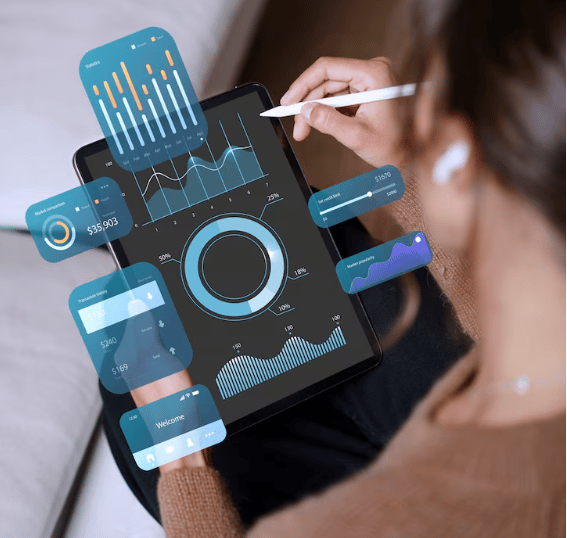 Pessoa analisando dashboards, gráficos de negócios