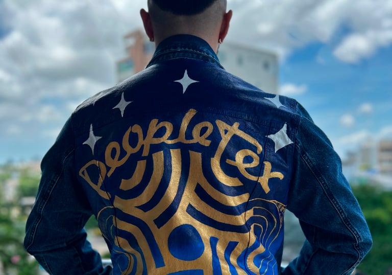 Chaqueta pintada a mano, personalizada o customizada con el logo para activación de marca.