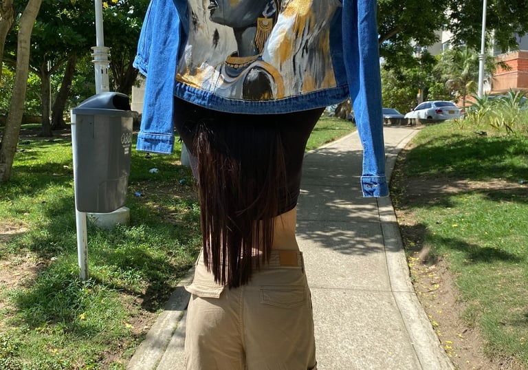 Chaqueta pintada a mano original con dorado y colores neutros.