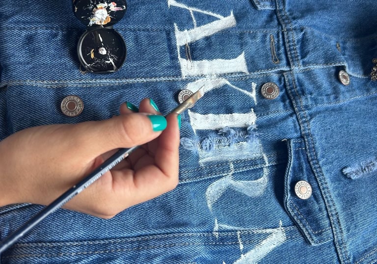 Chaqueta pintada con lettering y diseño custmizado hecho a mano.