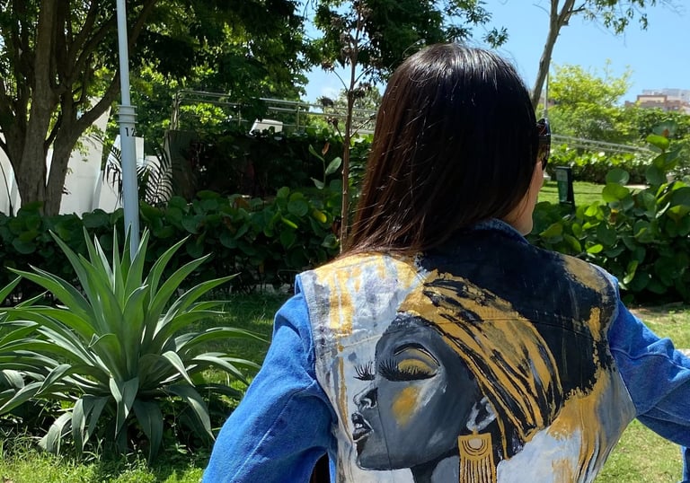Chaqueta pintada a mano con estilo urbano, color dorado y retrato
