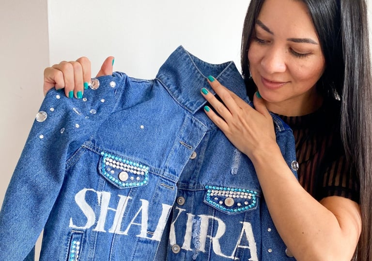 Chaqueta con más que pintura, detalles, brillantes, apliques y accesorios que la hagan única.