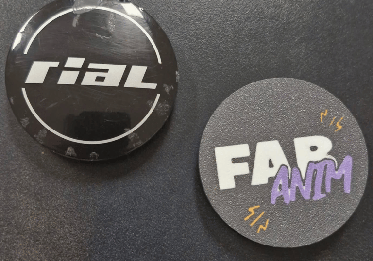 Des centres de roues de voiture imprimé en 3D avec le logo du client