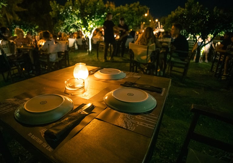 Αυλή Grill Bar Restaurant Πάτρα – Διακόσμηση και ατμόσφαιρα