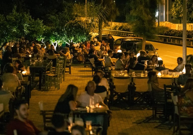 Αυλή Πάτρα – Εξωτερικός χώρος εστιατορίο