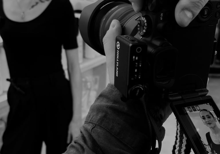 Backstage di uno shooting fotografico professionale: dettagli di scatto e attrezzatura