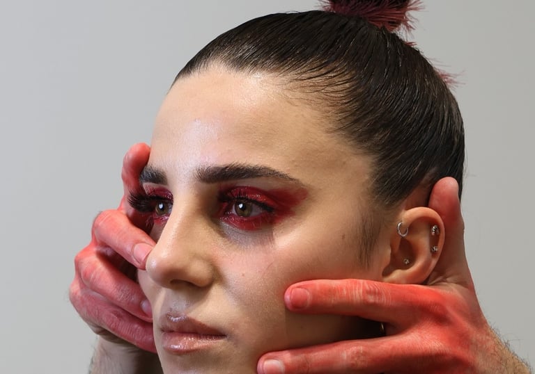 Ritratto beauty durante uno shooting: make-up artistico con tonalità intense e focus sui dettagli