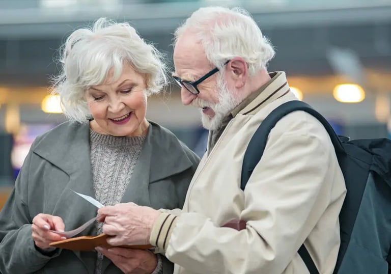 Casal de idosos analisando documentos sobre aposentadoria e acordos previdenciários.