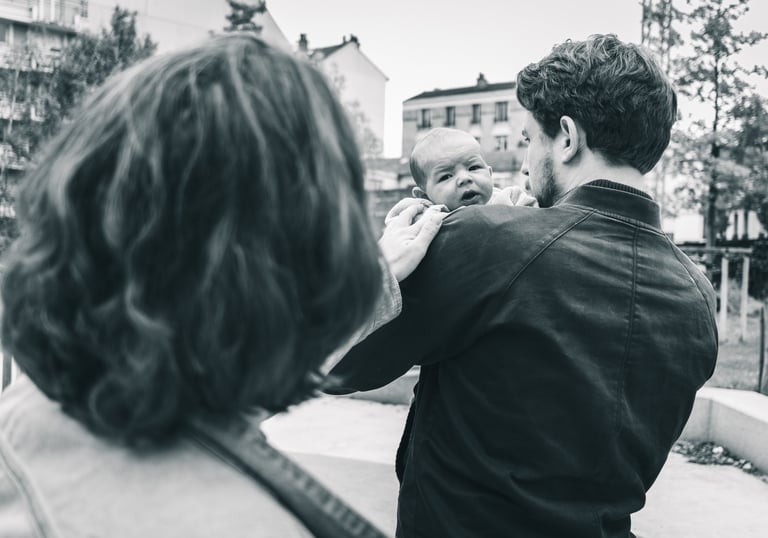 photographe de naissance à Pantin, style noir et blanc