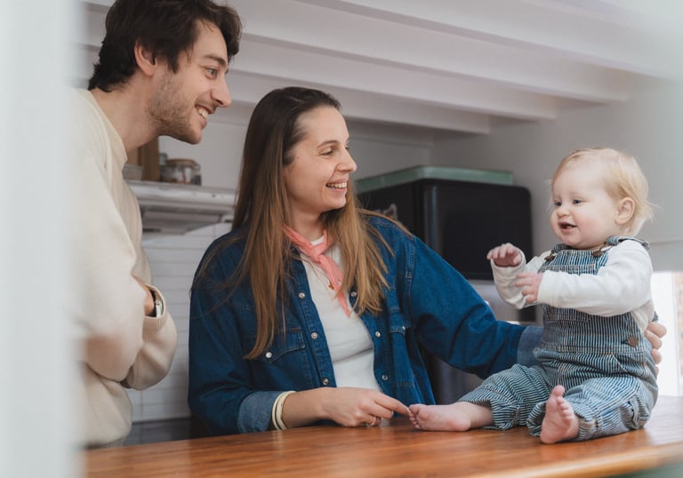 Famille séance lifestyle domicile Paris moment complice intérieur doux