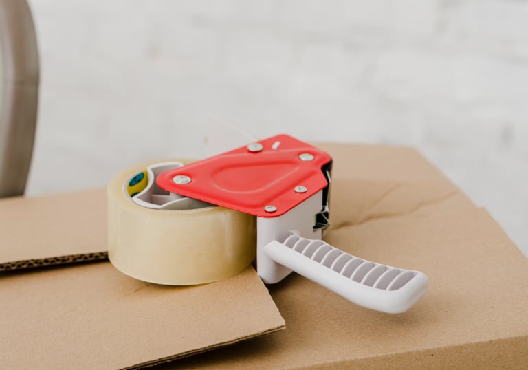 Équipe de Virtus Déménagement emballant soigneusement des objets pour un déménagement à Anjou