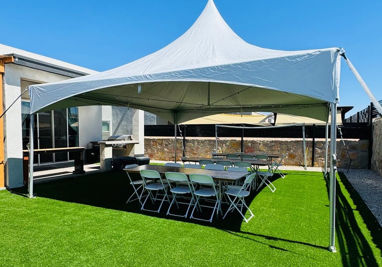Carpa blanca para evento, con sillas, mesas, el paso diamond events