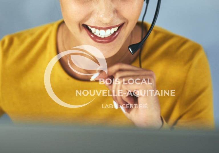 une femme en chemise jaune et un casque qui s'occupe du SAV