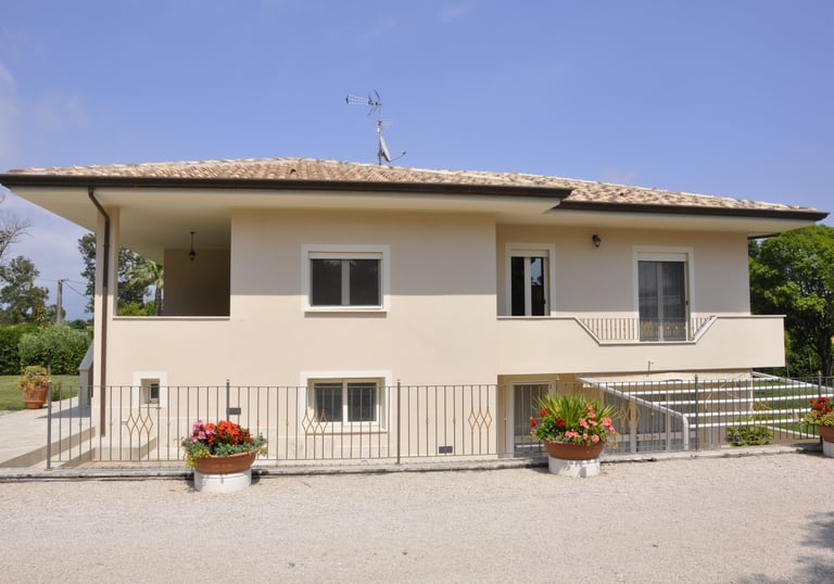 vista di una villa e e di una facciata ristrutturata