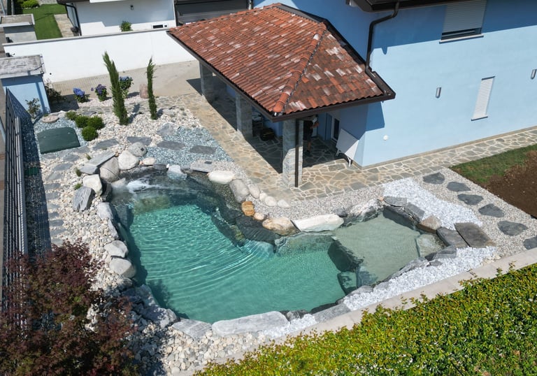 vista dall'alto di una piscina interrata rocks design modello alpi