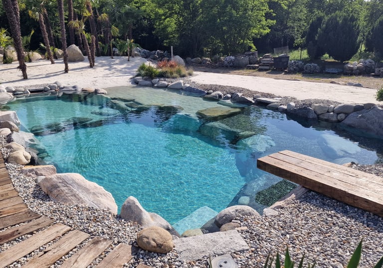 piscine naturali con rocce e cascate
