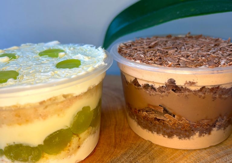 Dois Bolo no pote um com uva e outro brigadeiro