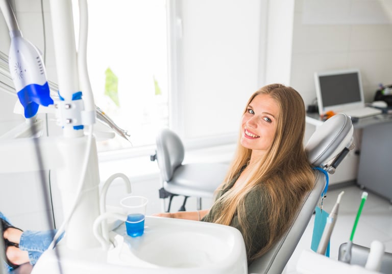 Mujer joven en el gabinete dental