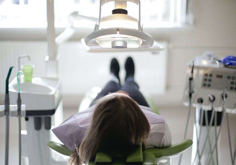 Mujer tumbada gabinete dental