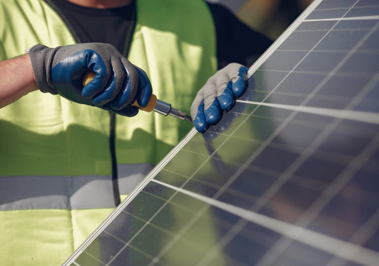 Instalador trabajando en sistema fotovoltaico