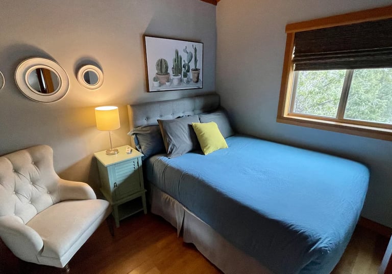 Second guest bedroom with queen bed.