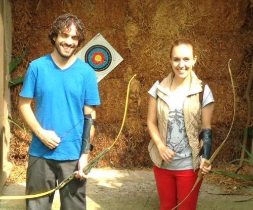 Casal de namorados no evento de arco e flecha