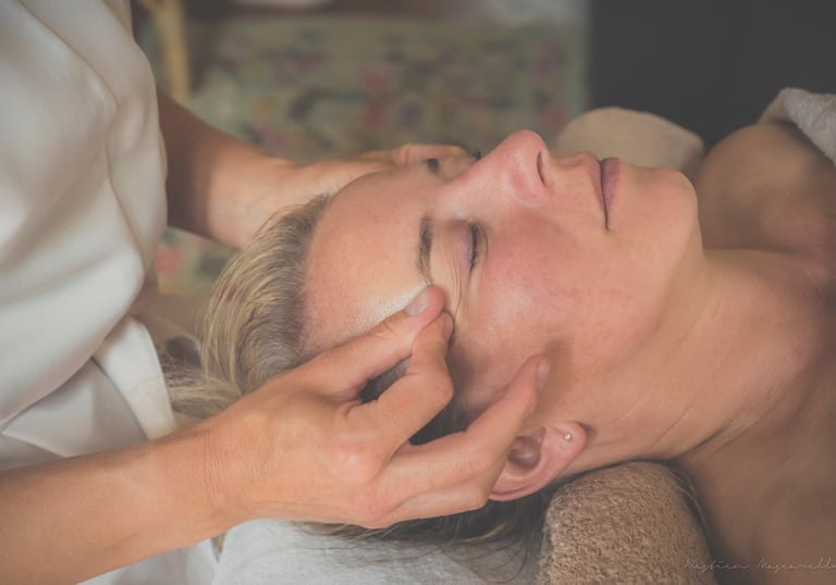 Massage relaxant du contour des yeux lors d'un soin du visage