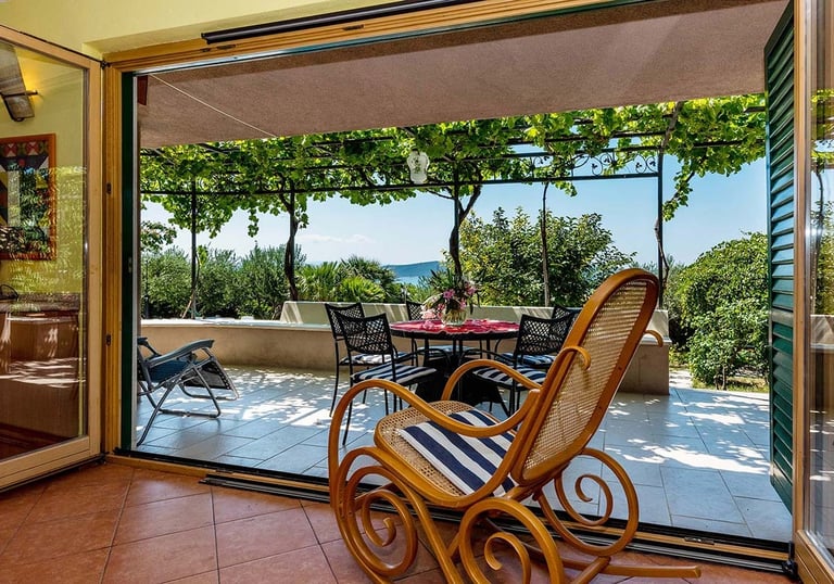 Pogled na prostranu terasu iz prekrasne vila u Kaštelima