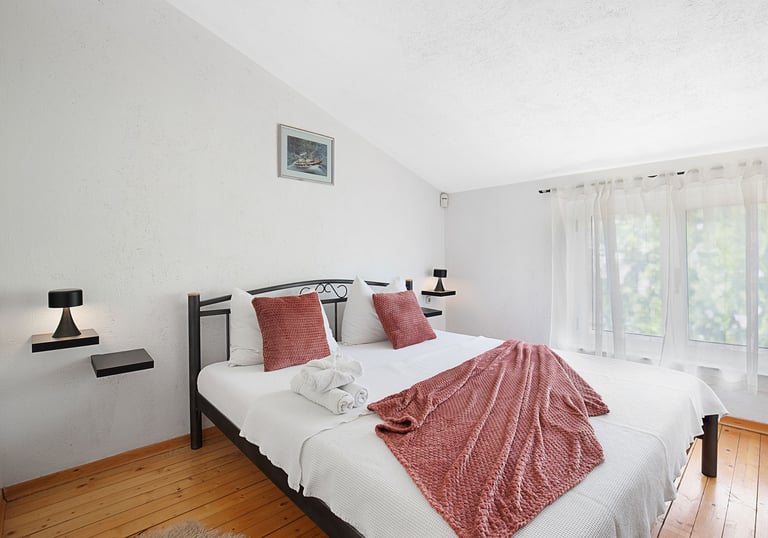 Villa Nika bedroom with double bed – Škrip, Brač