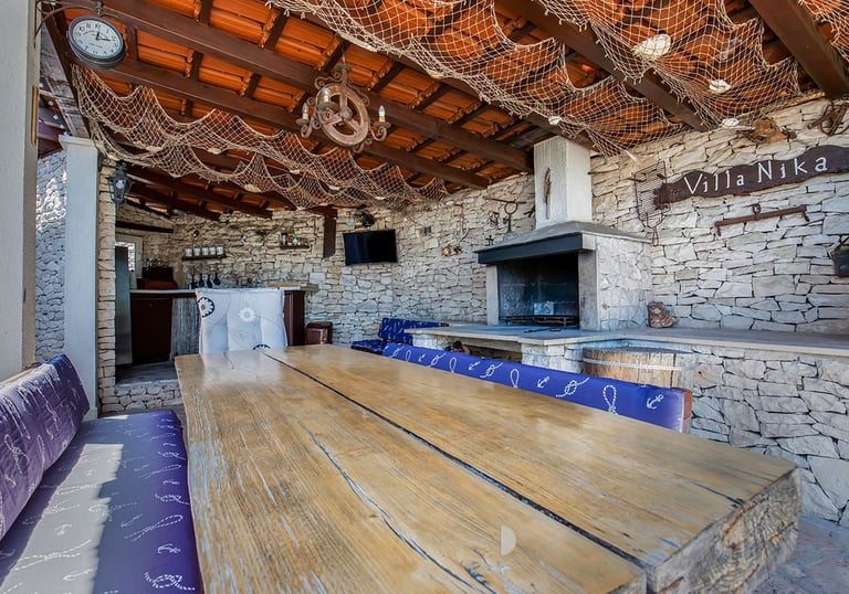 Villa Nika Brač – outdoor kitchen with BBQ and dining area for 10