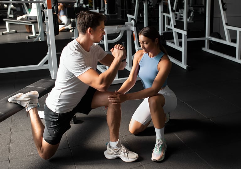 Osobni trener vodi individualan trening u Fitness You Galižana