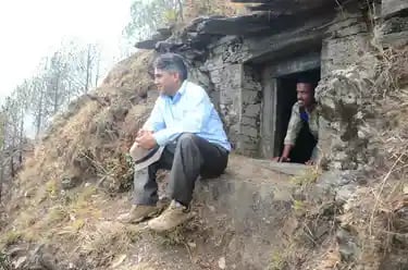 पहाड़ी एकांत में बैठे व्यक्ति का मौन चिंतन — मानसिक संतुलन और आत्मशांति का प्रतीक