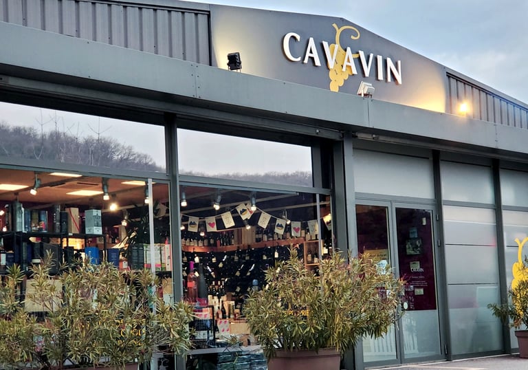 La façade avant du magasin Cavavin Varces