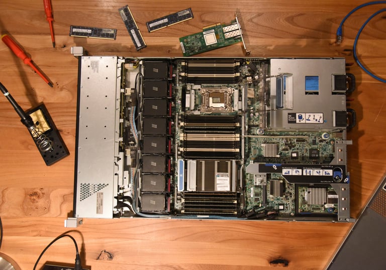 Offener Server mit verschiedenen Werkzeugen