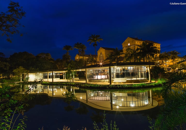 Vista noturna do Grande Hotel de Araxá refletido em um lago sereno